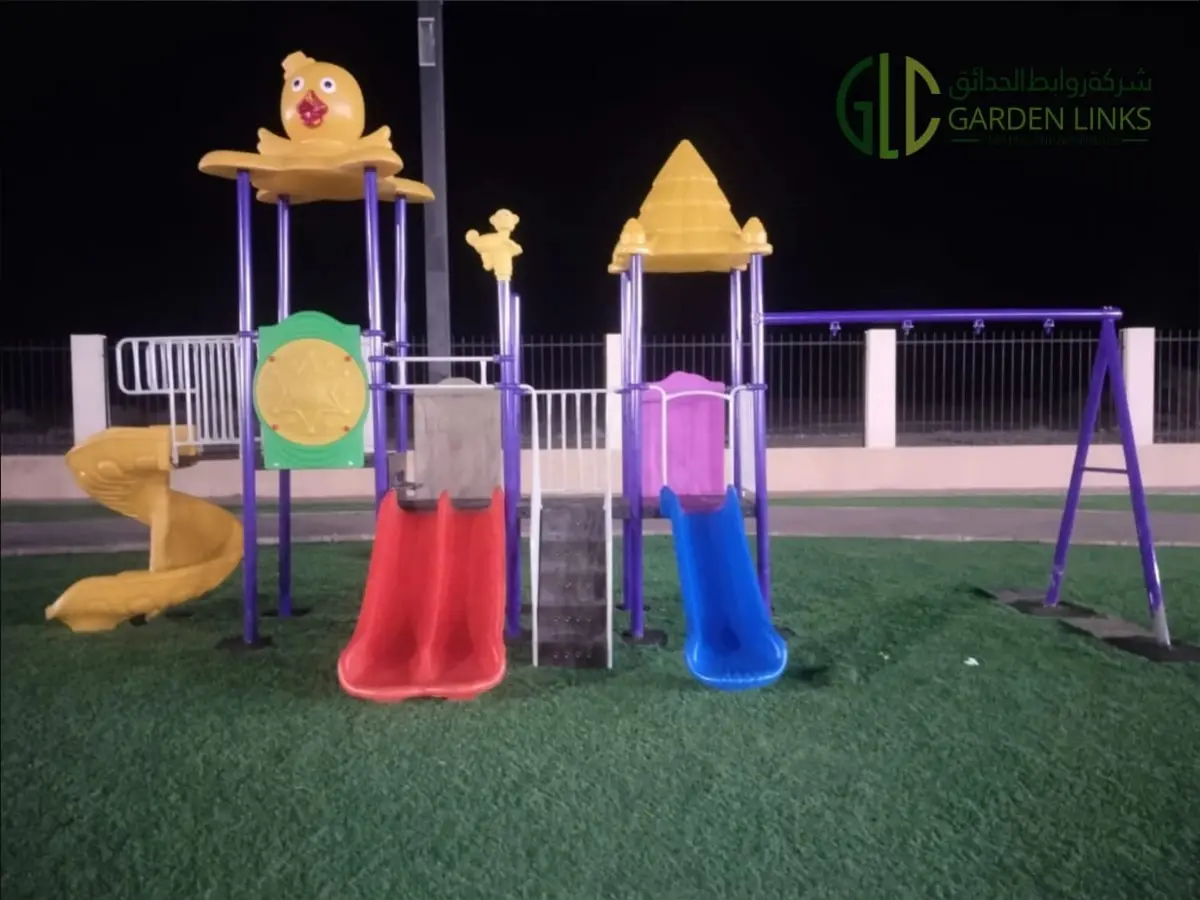 تركيب ألعاب خارجية في المدينة المنورة يضم مجموعة ألعاب متعددة الأنشطة، وزحليقة حلزونية، وزحاليق مستقيمة، وهيكل مراجيح خارجية.