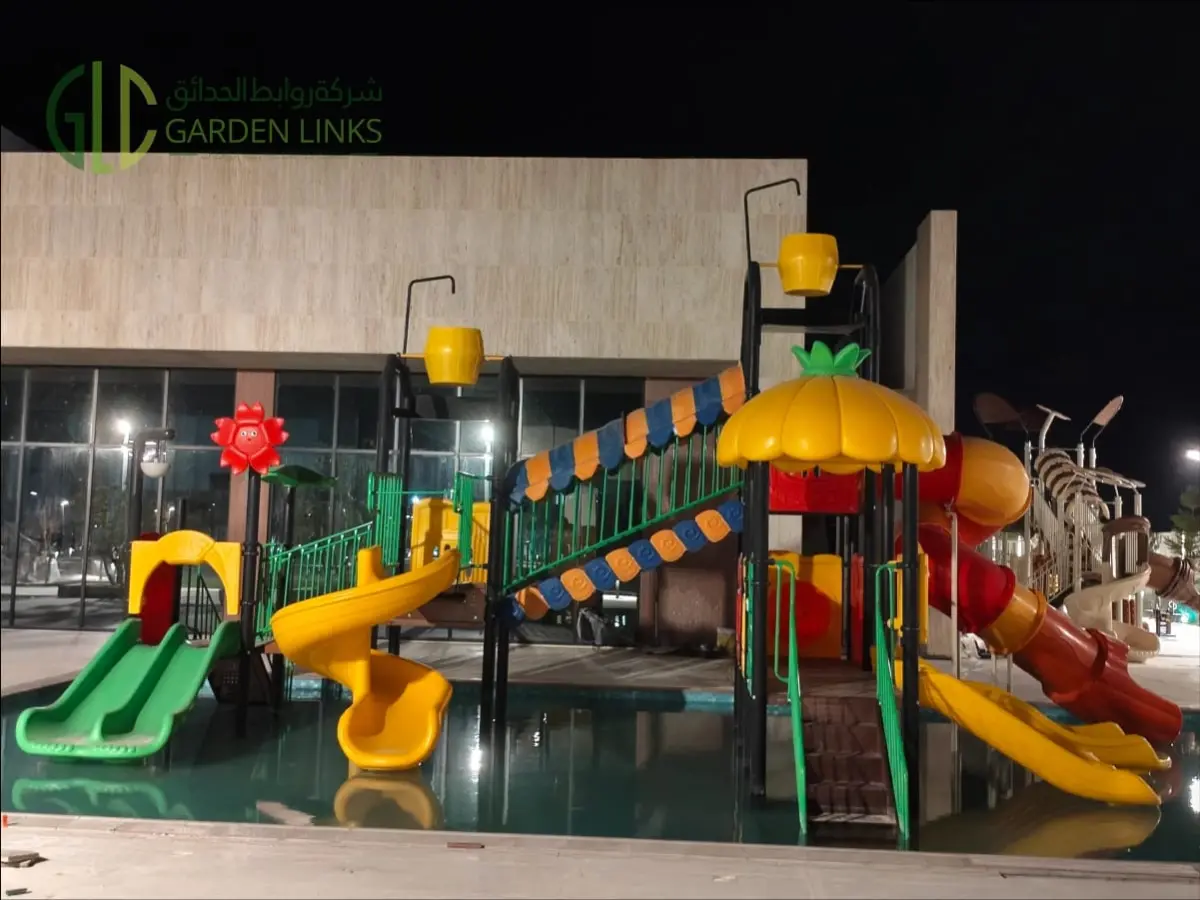 تركيب ألعاب خارجية في العمارية، الرياض، ويشمل زحاليق ملونة، وطبليات لعب مرتفعة، ومجموعات ألعاب متعددة الأنشطة بتصاميم مميزة.