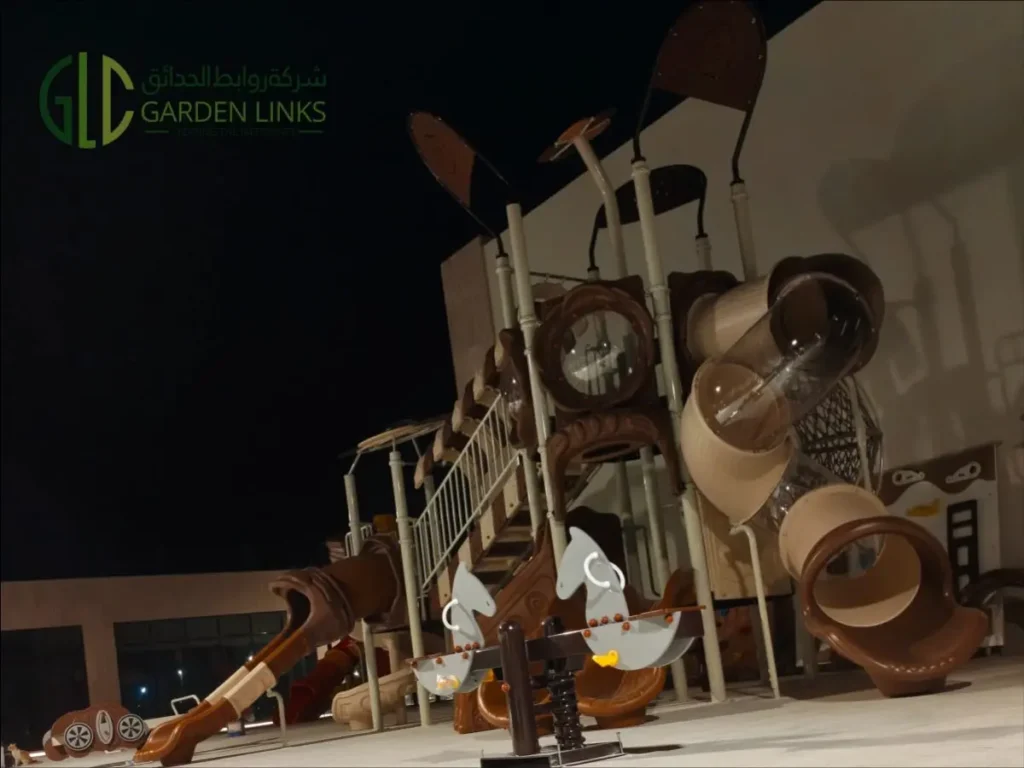 تركيب ألعاب خارجية في العمارية، الرياض، ويشمل زحاليق أنبوبية، وعناصر تسلق، وطبليات لعب مرتفعة، ولعبة ميزان زنبركية.
