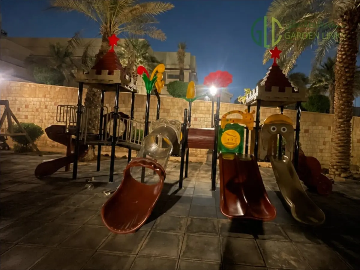 تركيب ألعاب خارجية في مزرعة بالهدا، الرياض، ويشمل عدة زحاليق، وأبراج لعب مرتفعة، وألواح أنشطة، وعناصر للتسلق.