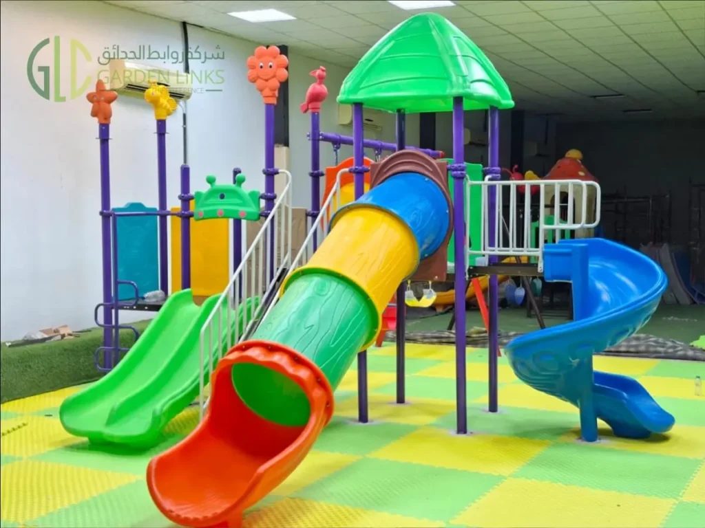 ألعاب مدرسية في الخرج تضم طبليات لعب مرتفعة، وعناصر تسلق، وحواجز أمان، وألواح أنشطة، وعدة زحاليق.