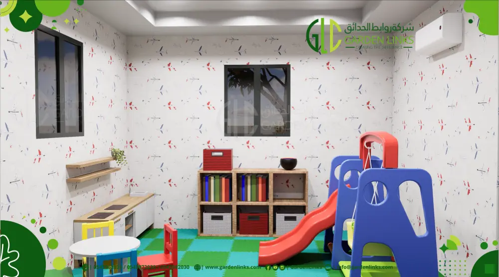 غرفة ألعاب داخلية صغيرة تضم زحليقة ومرجيحة ومطبخ لعب وطاولة أنشطة وخزائن تخزين وأرضيات فوم متداخلة