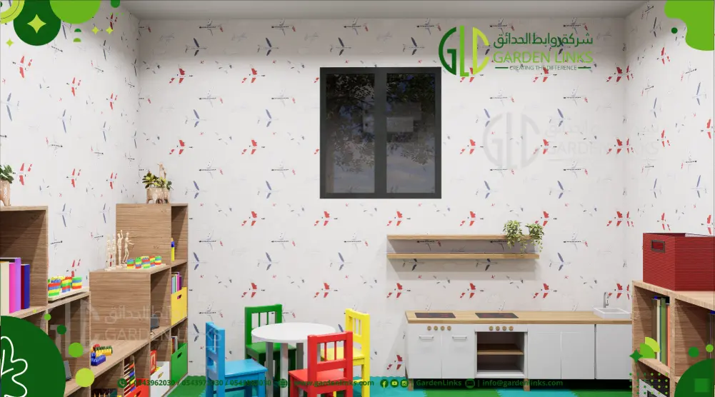 غرفة ألعاب أطفال تضم مطبخ لعب وطاولة أنشطة وكراسي ملونة ورفوف تخزين خشبية وأرضيات فوم آمنة