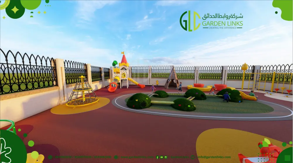 ملعب أطفال يضم زحاليق بتصميم قلعة وهيكل تسلق هرميًا بالحبال وحديقة حسية وأنشطة توازن وأرضيات مطاطية آمنة