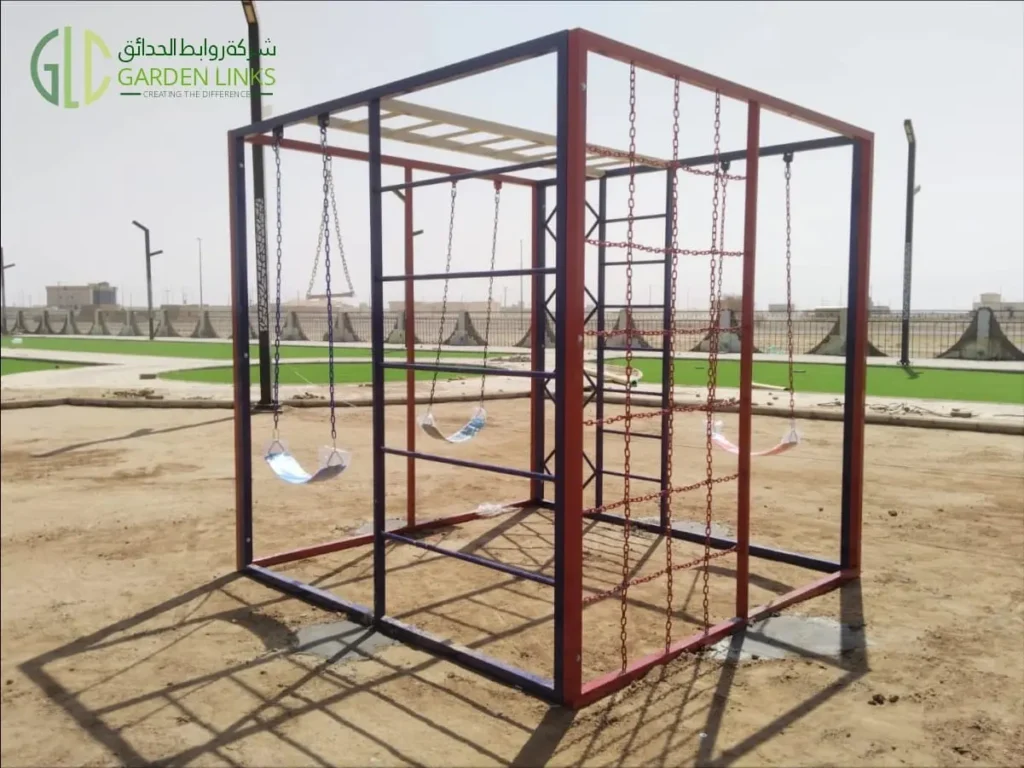 معدات تسلق ومراجيح مركبة في حديقة عامة بالمدينة المنورة، المملكة العربية السعودية.