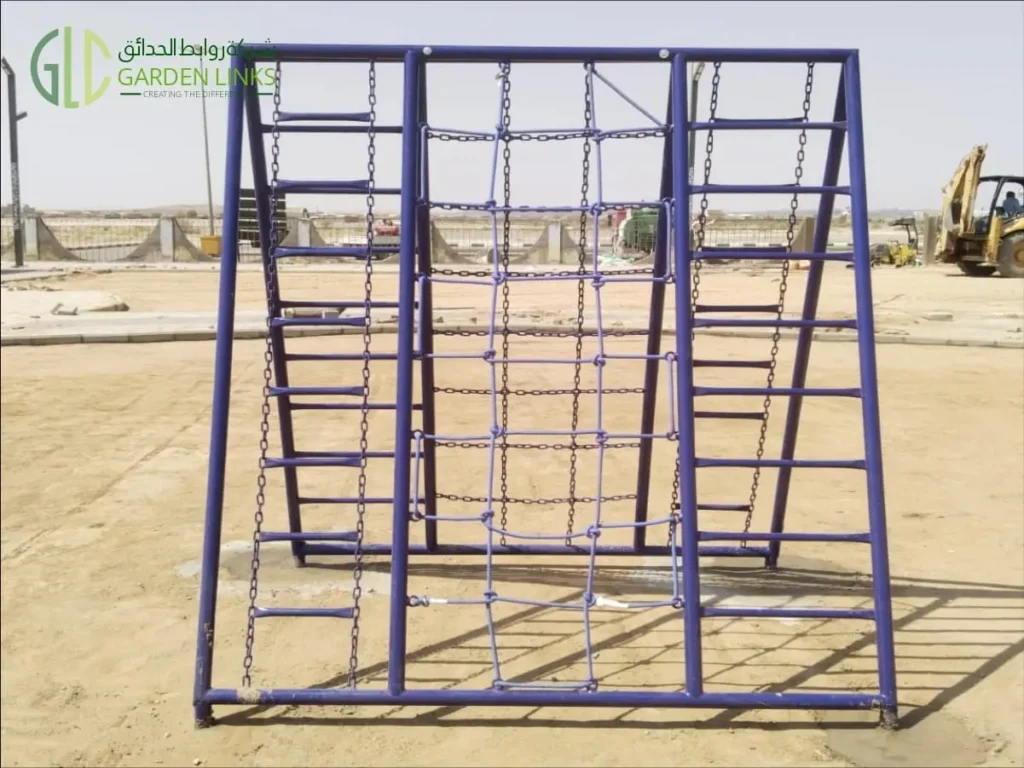 ألعاب تسلق للأطفال تضم سلالم رأسية وأجزاء تسلق بالسلاسل وشبكة حبال، مركبة في حديقة عامة بالمدينة المنورة.