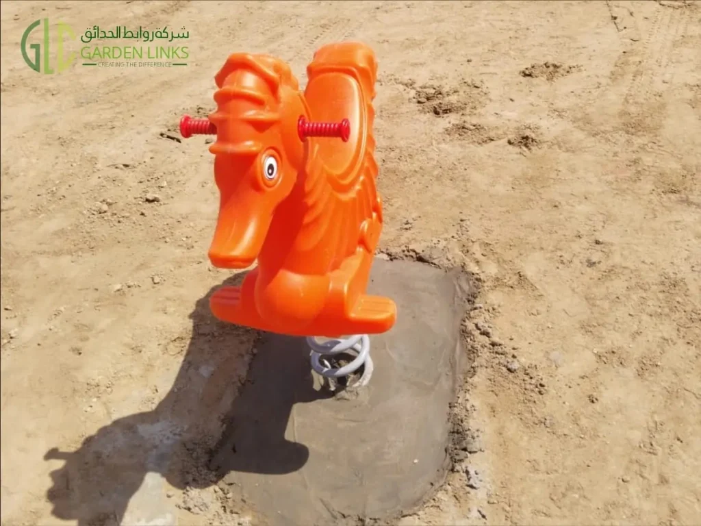 لعبة زنبركية للأطفال بتصميم حصان مركبة في حديقة عامة بالمدينة المنورة، المملكة العربية السعودية.