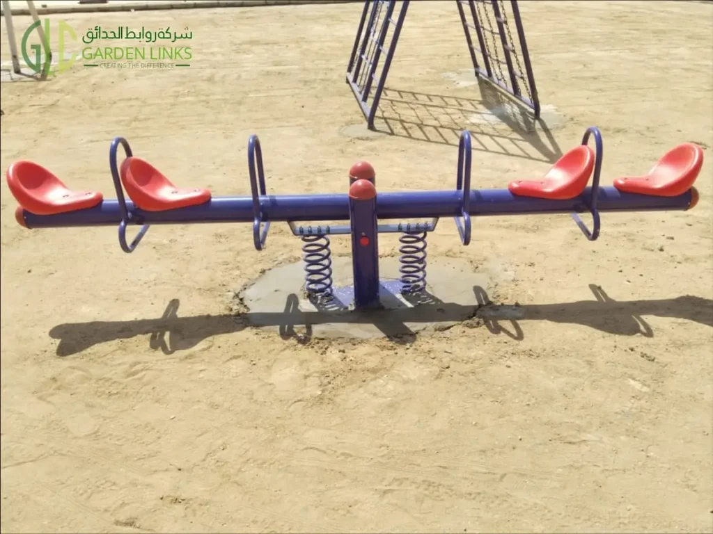 مجموعة مراجيح بمقعدين تضم مقعدًا عاديًا ومقعدًا للأطفال الصغار في حديقة عامة بالمدينة المنورة.