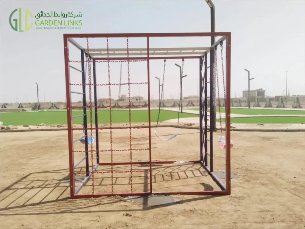 معدات تسلق ومراجيح مركبة في حديقة عامة بالمدينة المنورة، المملكة العربية السعودية.