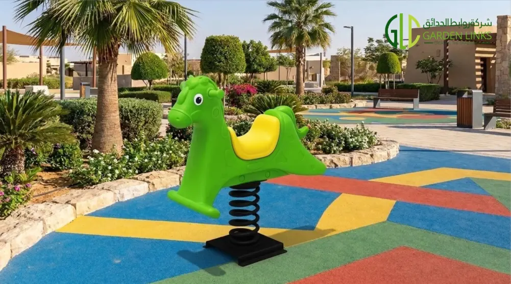 أنواع ألعاب الحدائق تشمل لعبة نابضة للأطفال بشكل حصان فوق أرضيات سلامة ملونة